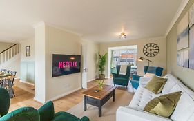 4 Bed City House With Private Garden And Parking